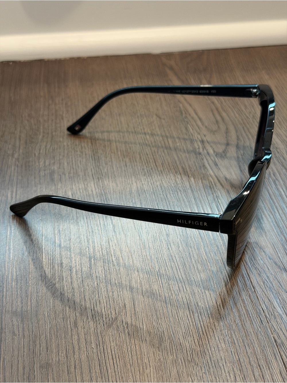 Tommy Hilfiger Black Round-Edge Sunglasses - Picture 4 of 4